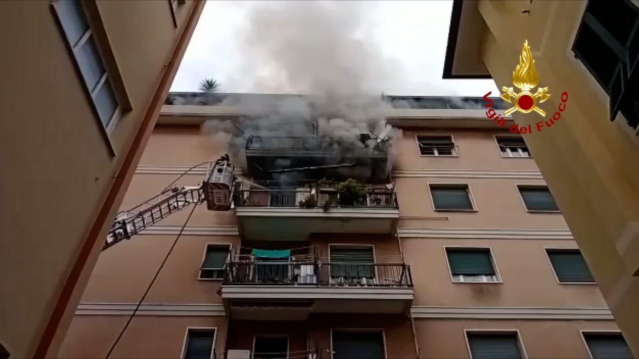 Chiavari: incendio in un appartamento al quarto piano, soccorsa una donna