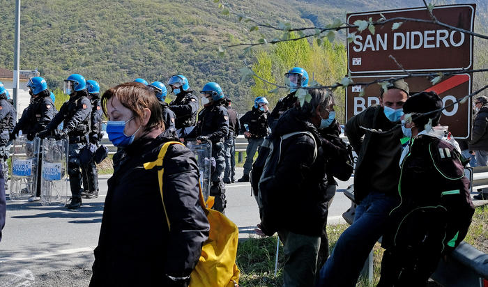 Tav, nuovo assalto al cantiere di San Didero da attivisti contrari all'opera