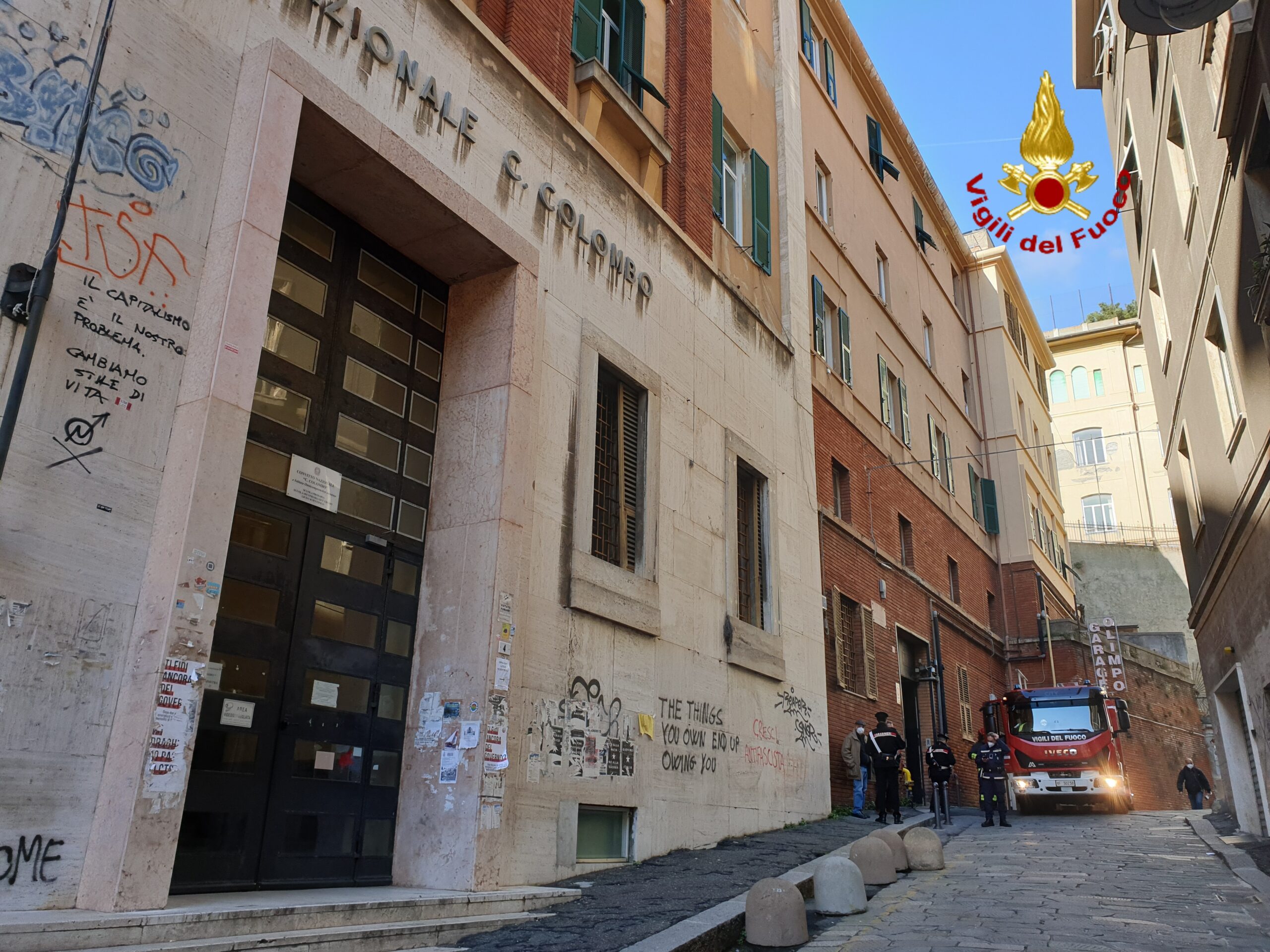 Genova: incendio in un magazzino della scuola Colombo