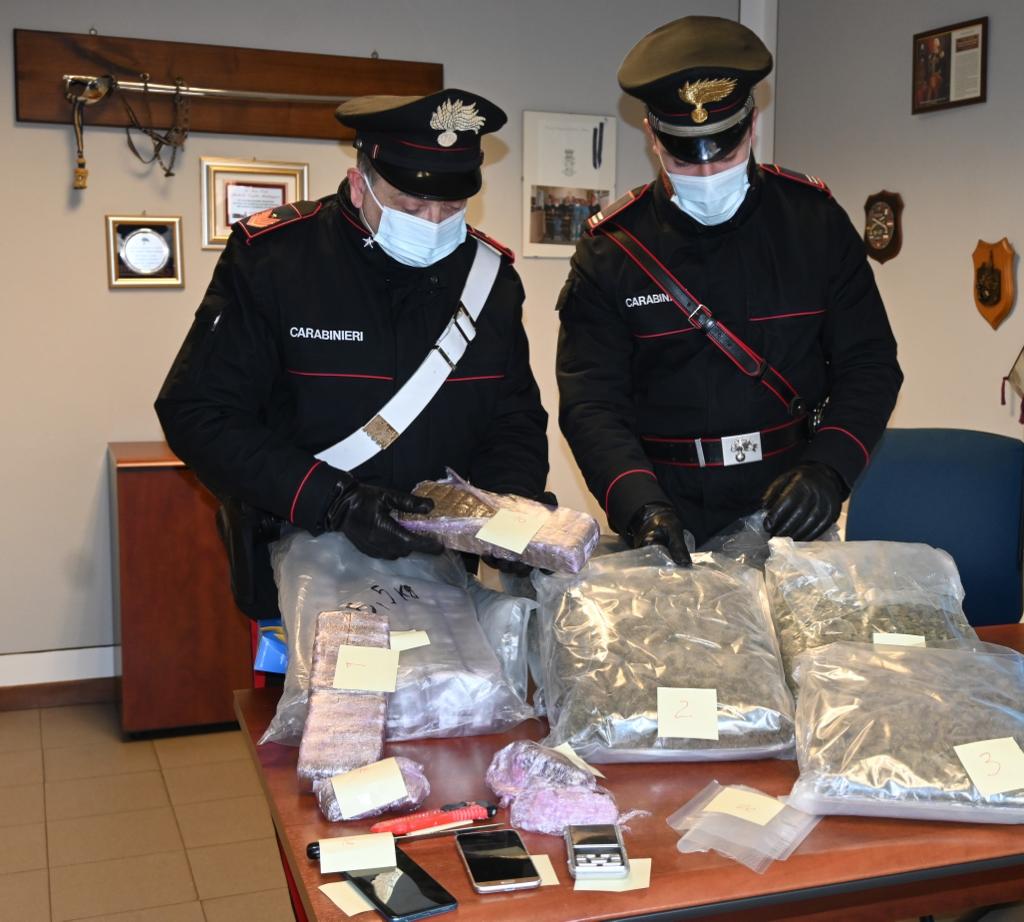 Nascondeva 13 kg di droga in casa, arrestato operaio nel Torinese