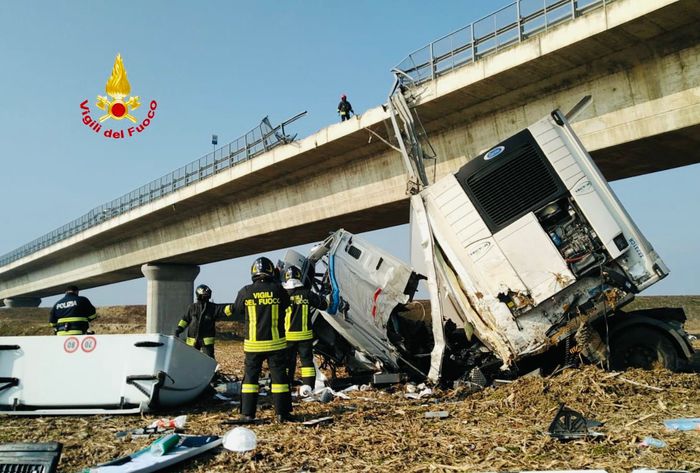 Scontro frontale a Borgo Vercelli: tir precipita dalla tangenziale, un morto