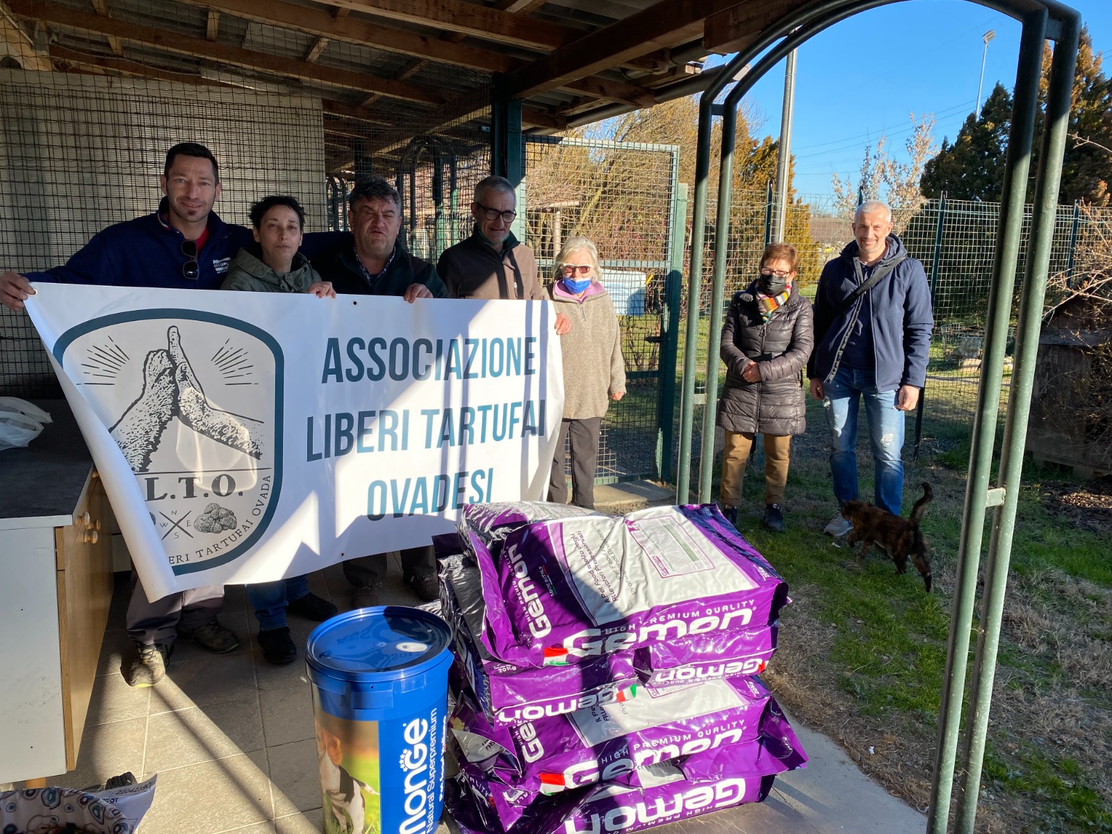 L'Associazione Liberi Tartufai Ovadesi dona 12 sacchi di cibo al canile di Acqui Terme