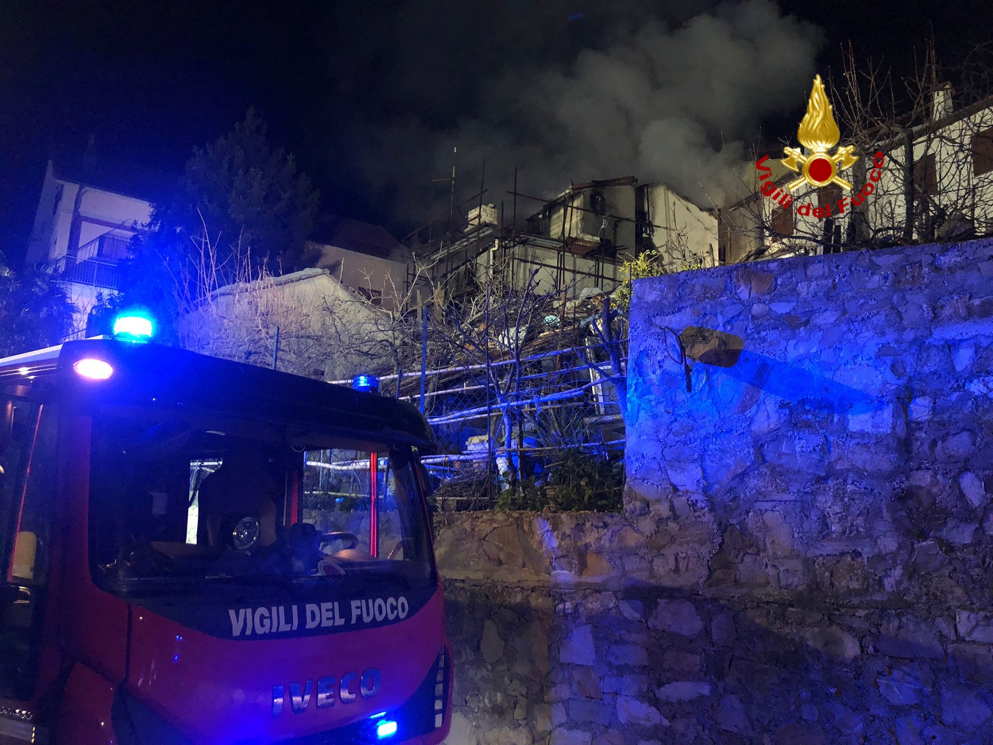 Incendio in un'abitazione a Trensasco: Vigili del Fuoco ancora sul posto