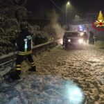 Auto bloccata a Borgo Fornari a causa della neve, intervengono i vigili del fuoco