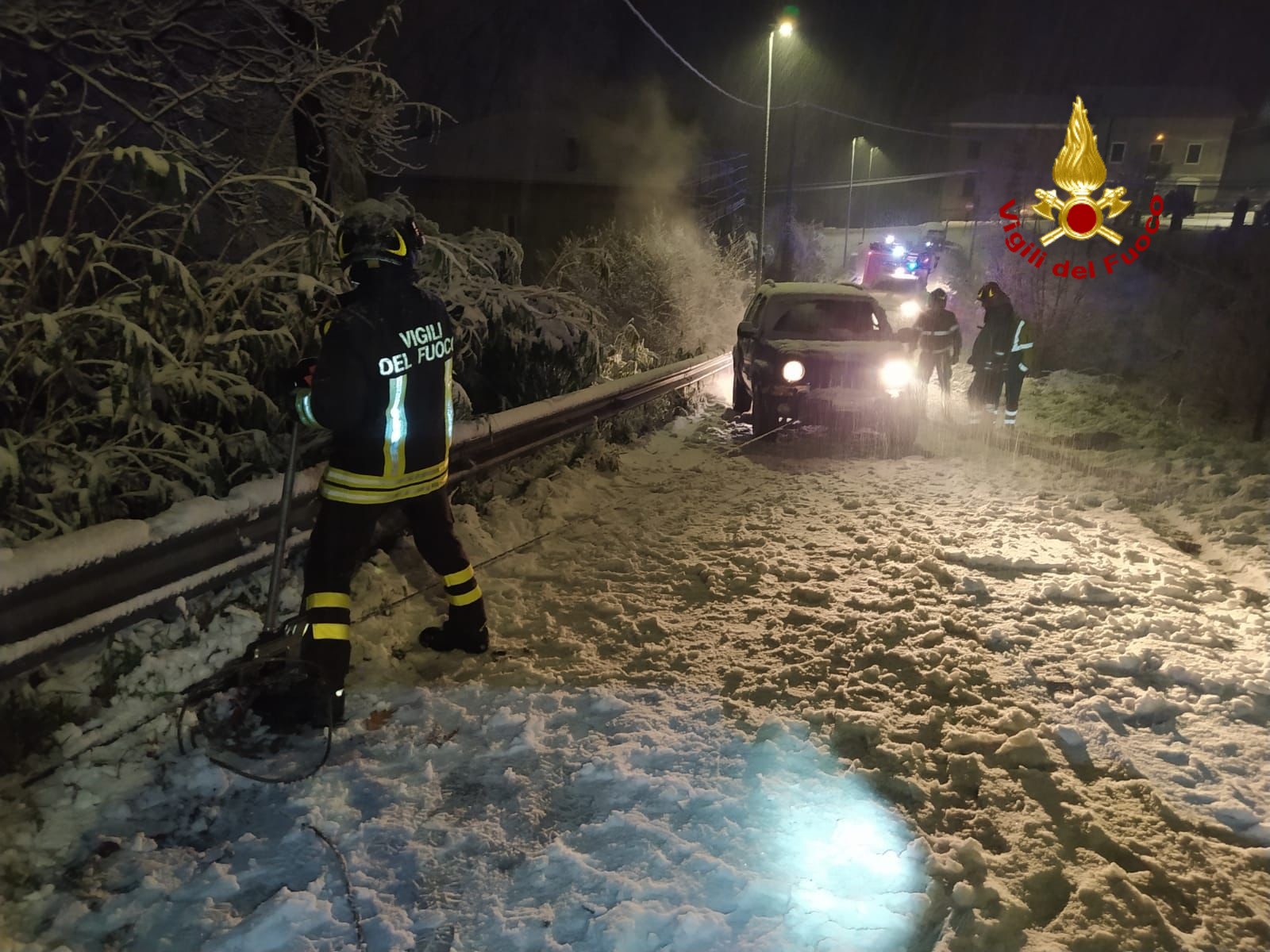 Auto bloccata a Borgo Fornari a causa della neve, intervengono i vigili del fuoco