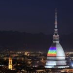 Torino, solidarietà Ucraina: i colori della bandiera della pace sulla Mole Antonelliana