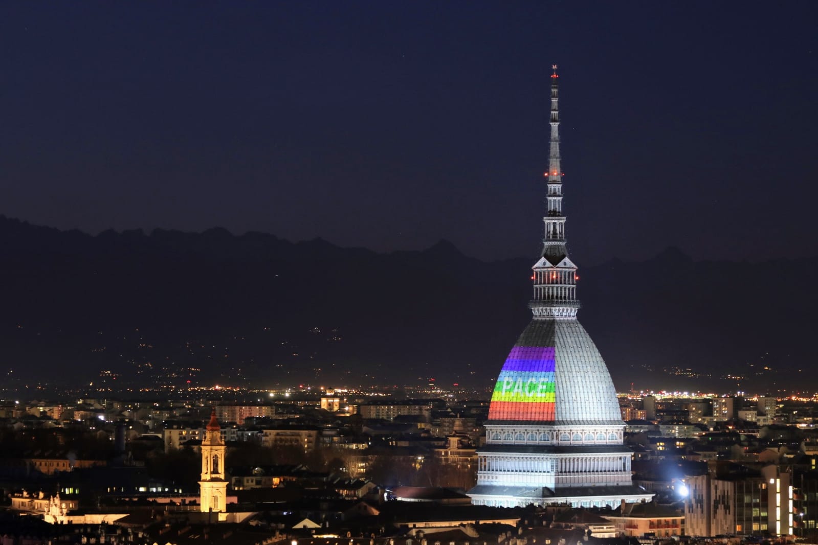 Torino, solidarietà Ucraina: i colori della bandiera della pace sulla Mole Antonelliana