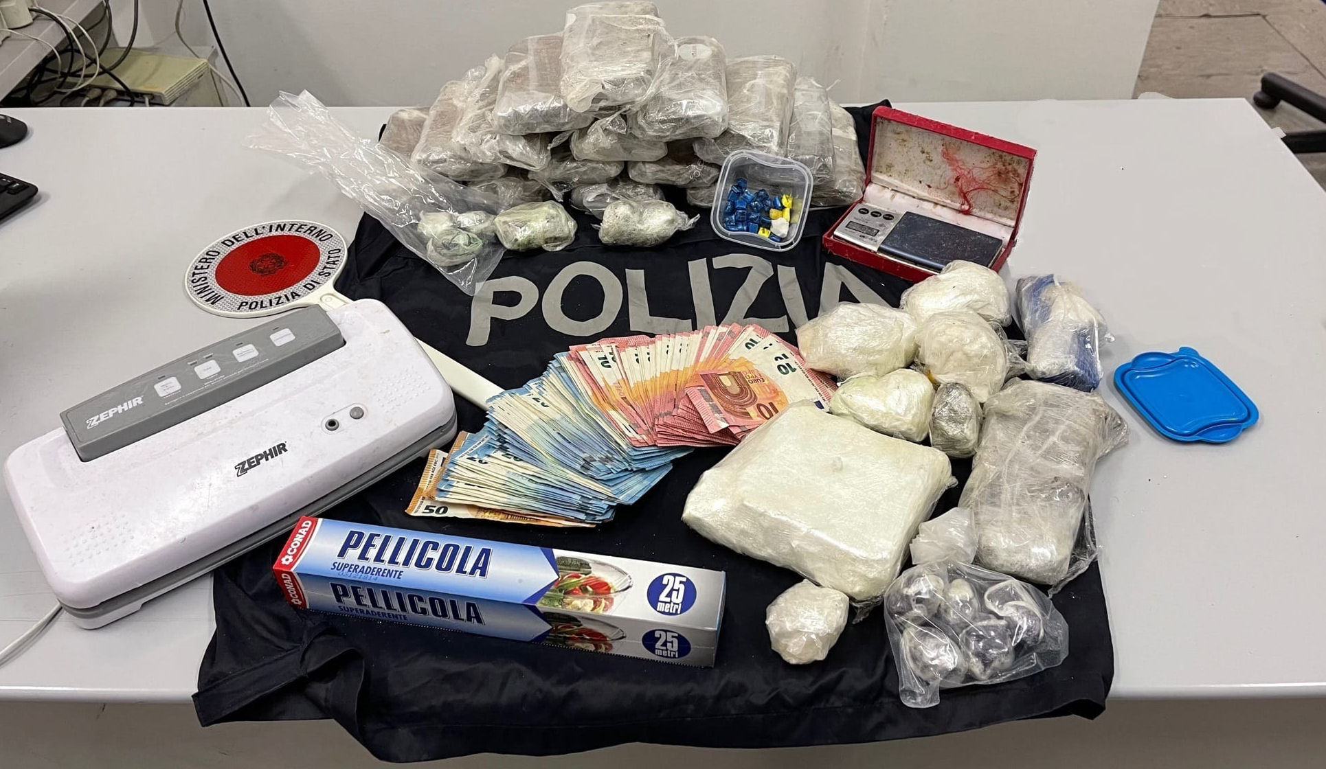 Genova: arrestati dalla Polizia tre pusher di grosso calibro e sequestrati 18 chili di droga