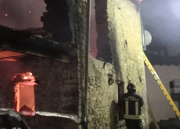 Costa Vescovado, Vigili del Fuoco impegnati con incendio in porticato