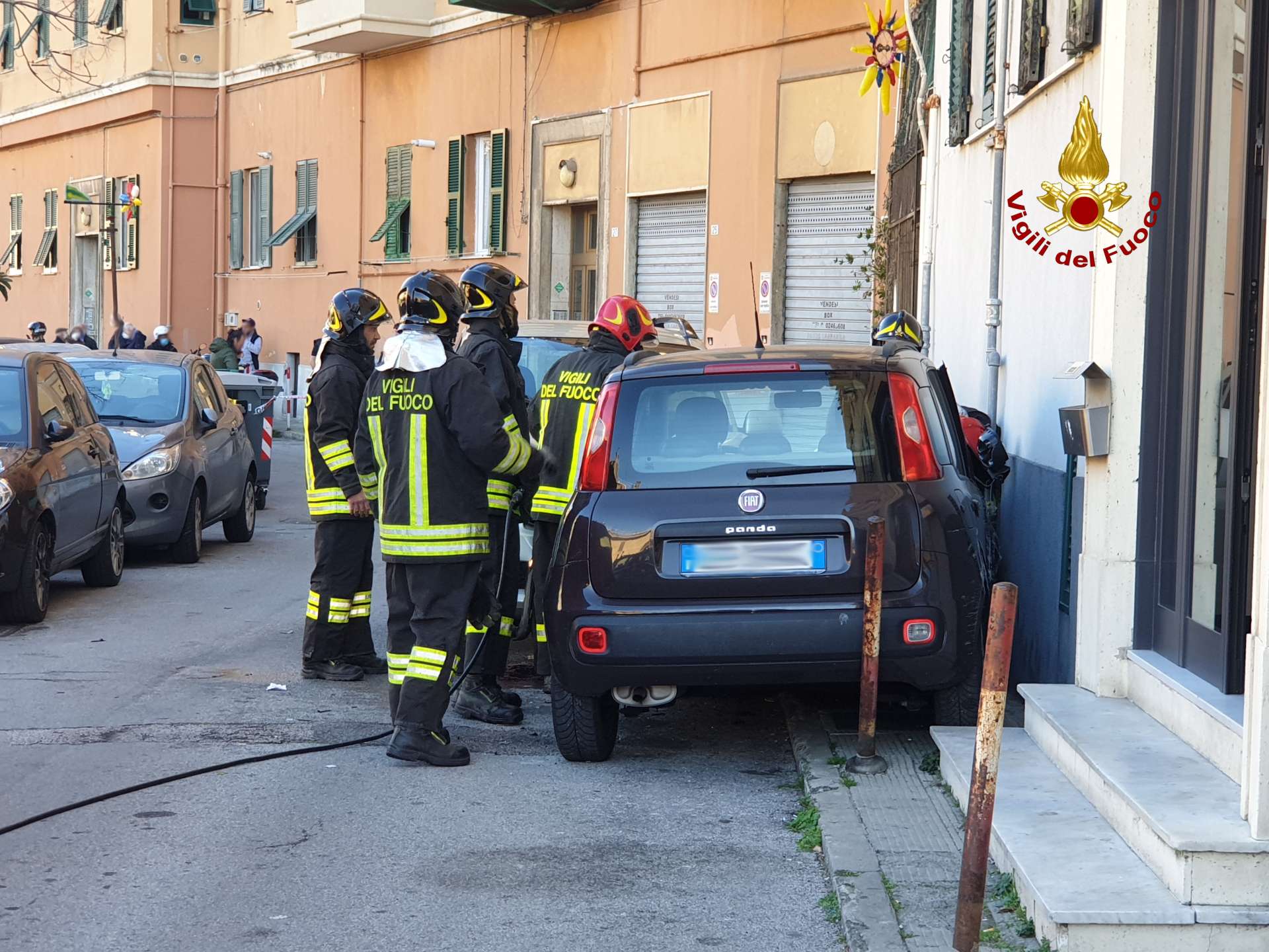 Genova: fuga di gas in seguito ad un incidente stradale, l'intervento dei vigili del fuoco