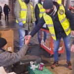 I volontari di Torino Tricolore portano pasti caldi ai senzatetto