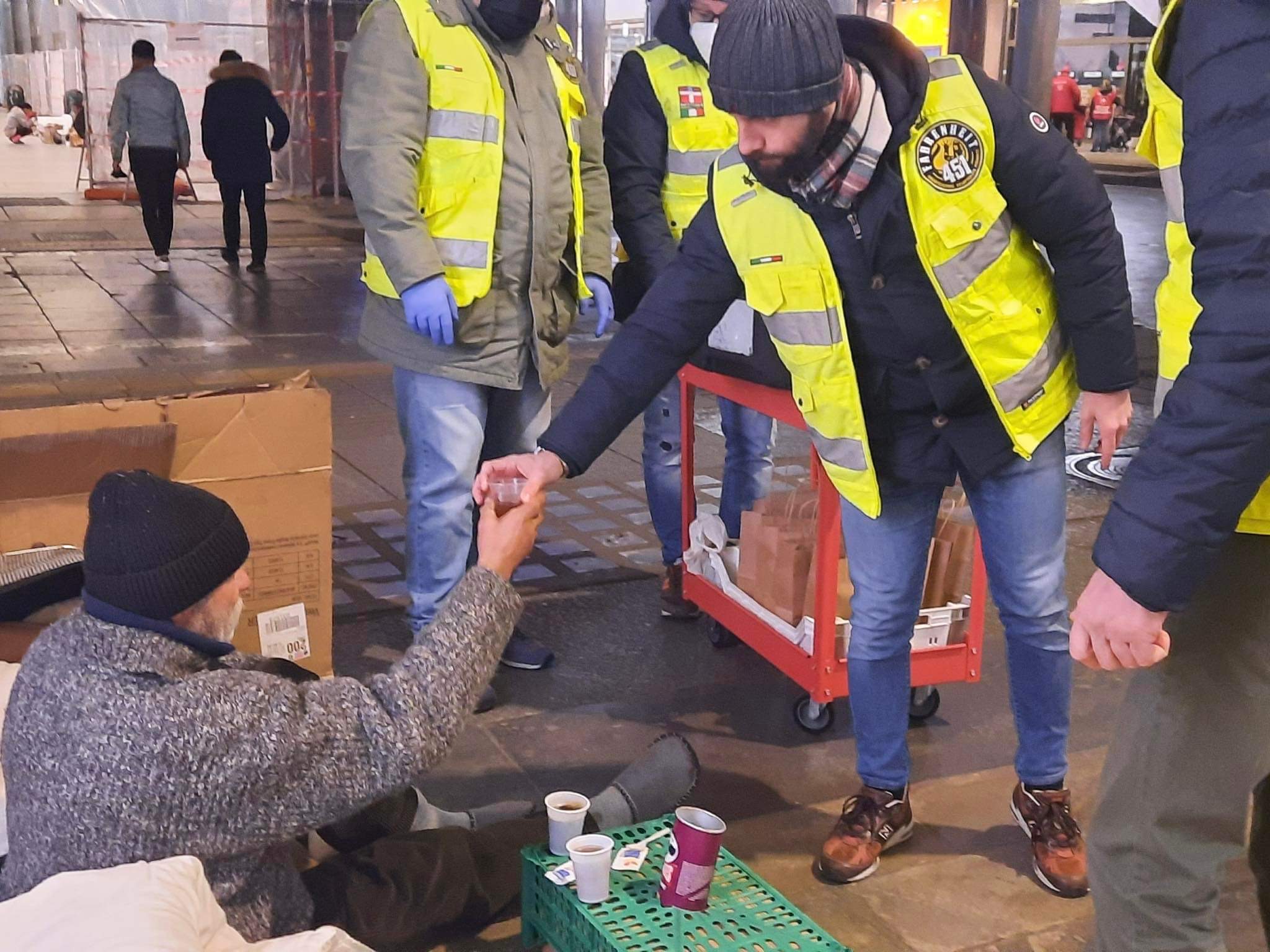 I volontari di Torino Tricolore portano pasti caldi ai senzatetto