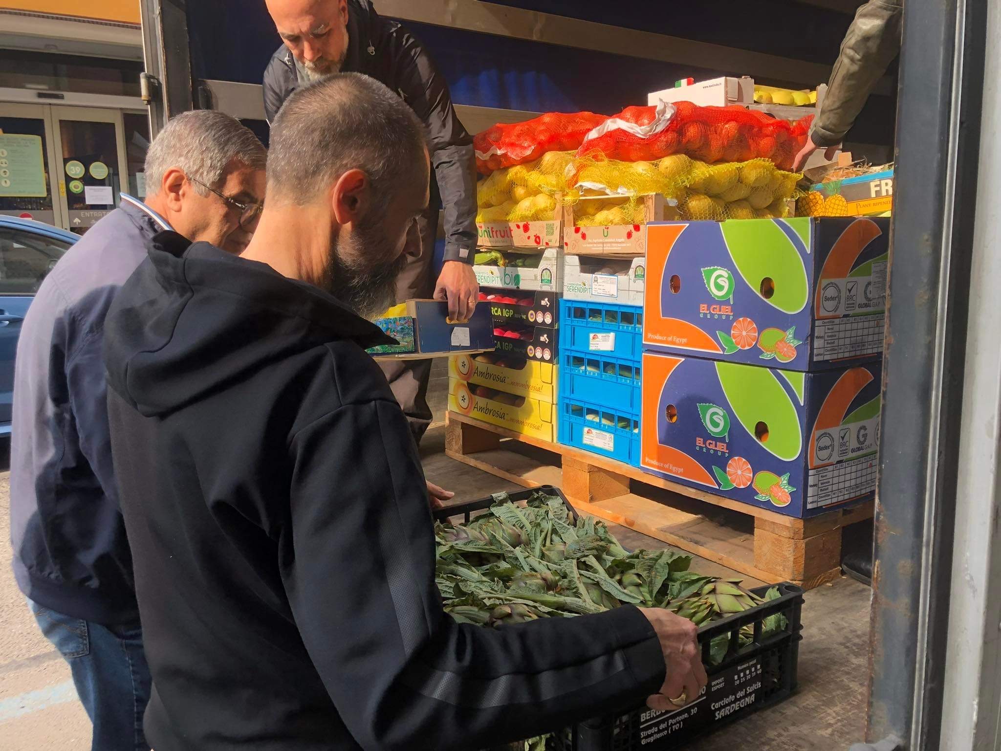 Rincari alimentari: Torino Tricolore dona frutta e verdura ad istituto per l’infanzia