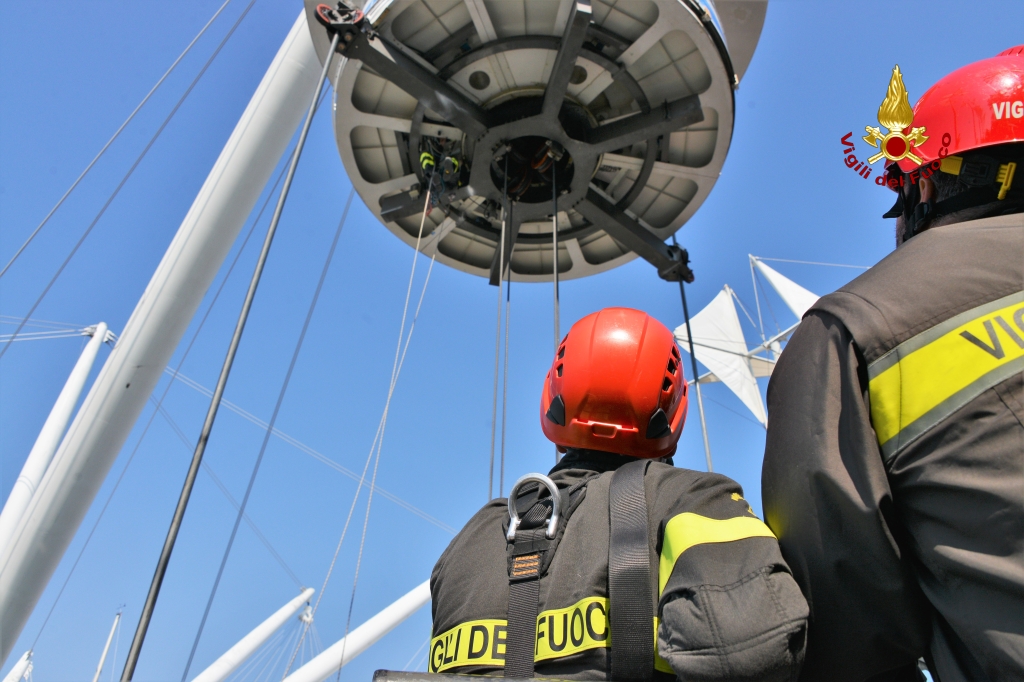 Genova: l'esercitazione dei Vigili del Fuoco per l'evacuazione dell'ascensore panoramico Bigo