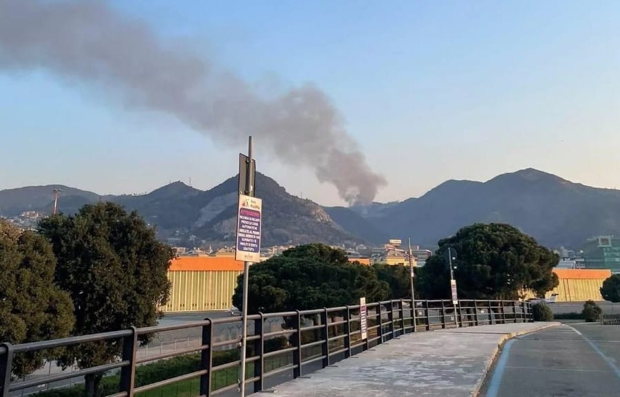 Genova, incendio scoppiato nella discarica di Scarpino