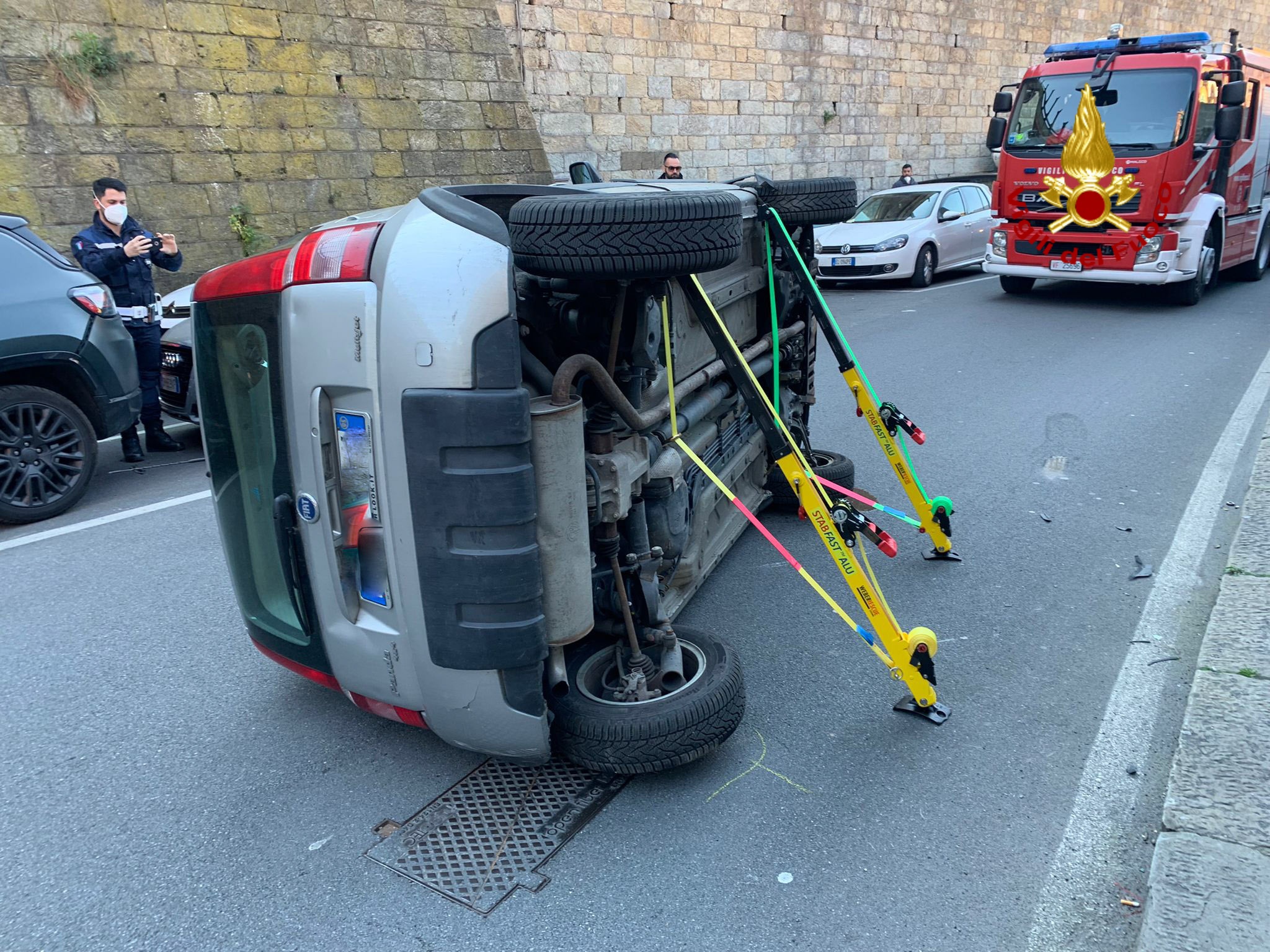 Genova: perde il controllo dell'auto e si ribalta, vigili del fuoco sul posto