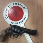 Torino: semina il panico con una pistola giocattolo, denunciato