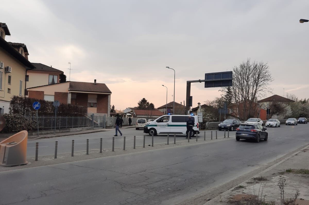 Alessandria: rimorchio perde parte del carico alla rotonda di via Giordano Bruno