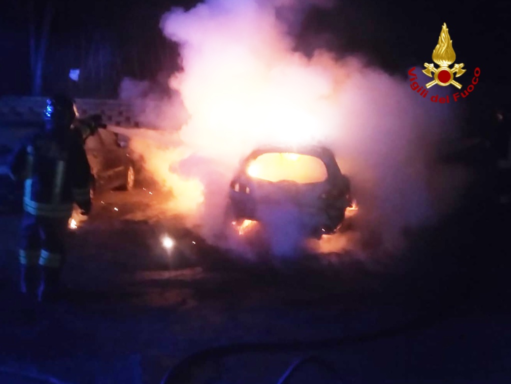 Valenza: a fuoco due auto, nessun ferito