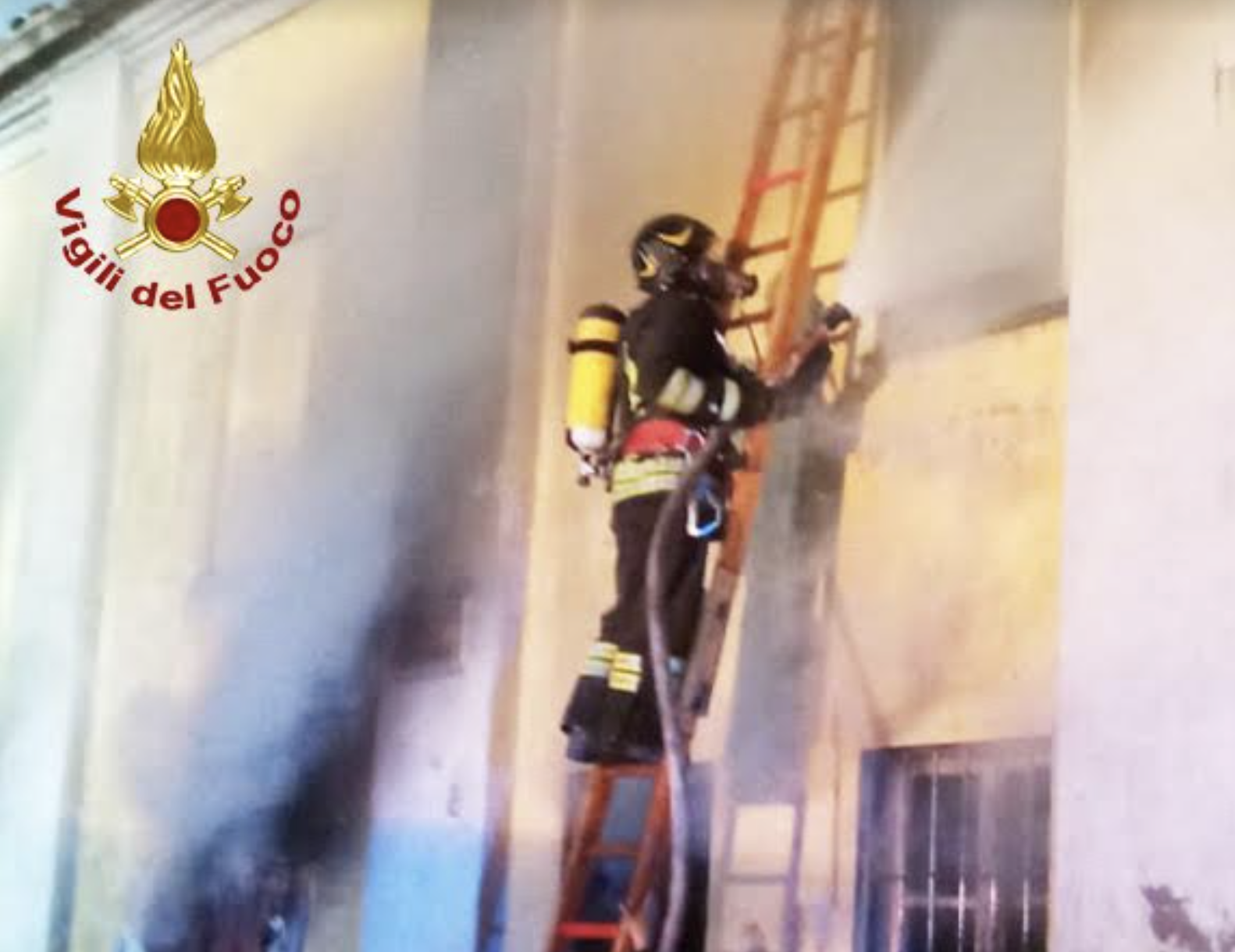 In fiamme cascina a Sale e tetto di una casa a Sarezzano: nessun ferito