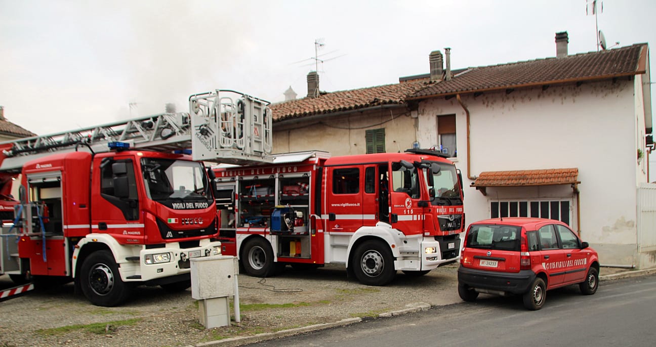 Alessandria, squadre dei Vigili del Fuoco in Litta Parodi per un incendio in casa privata