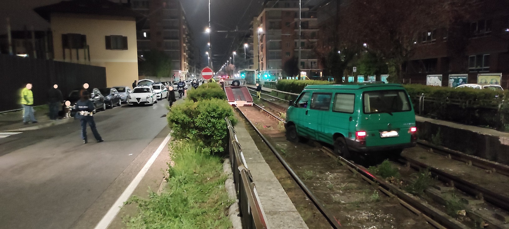 Torino: si incastra sui binari della metropolitana leggera e rifiuta l'alcol test