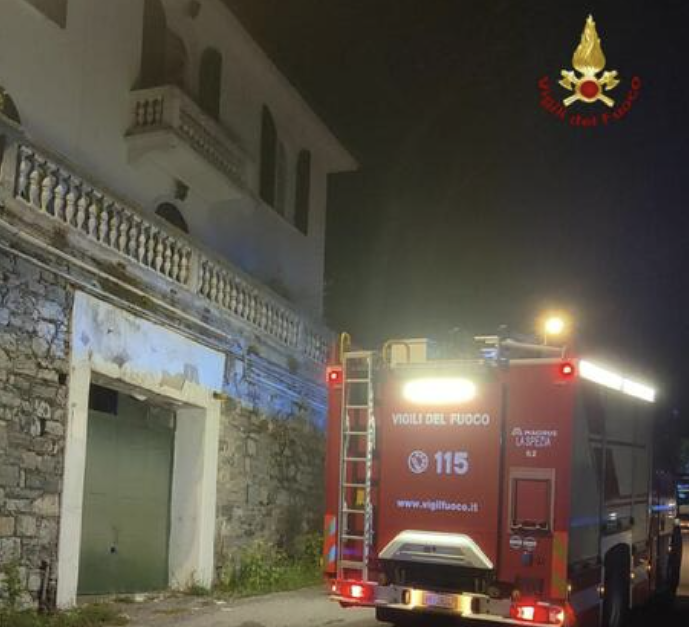 Incendio in una villetta alla periferia della Spezia: un morto