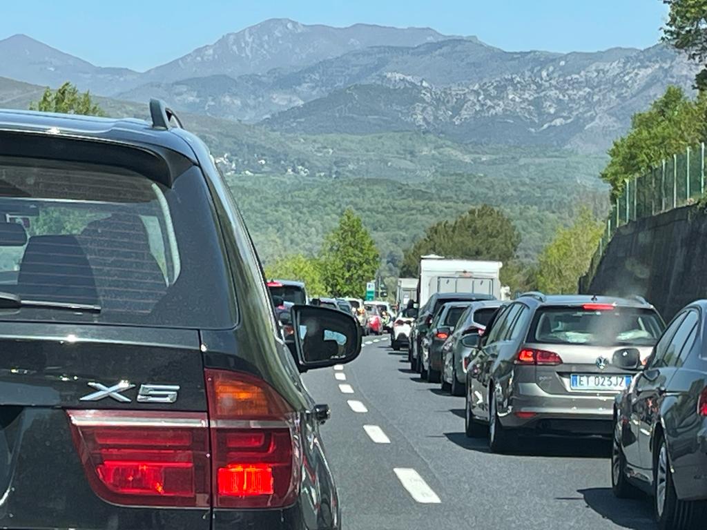 Pasquetta in auto, traffico intenso sull'A10. Fino a 6 km di coda tra Andora e Albenga