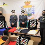 Genova: Guardia di Finanza dona alla Caritas centinaia di abiti sequestrati