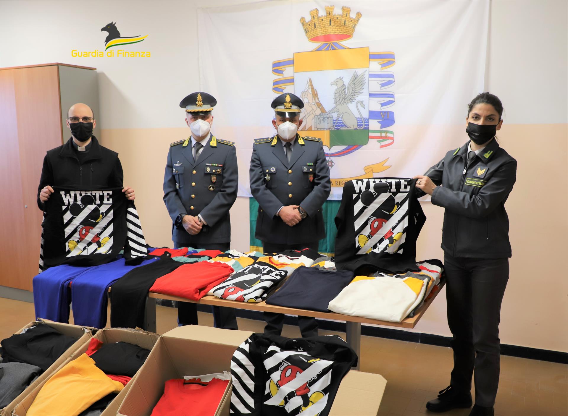 Genova: Guardia di Finanza dona alla Caritas centinaia di abiti sequestrati