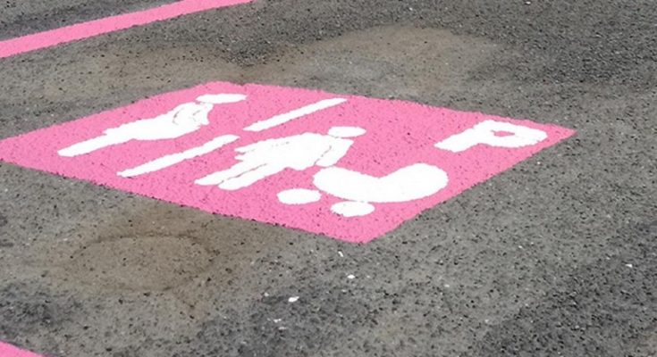 "Stalli Rosa": ad Alessandria i nuovi parcheggi dedicati alle neo e future mamme