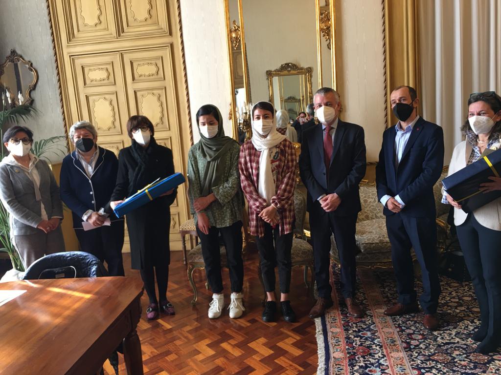 Alessandria: Soroptimist premia 2 studentesse afgane con una borsa di studio e un pc