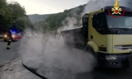 Genova: mezzo pesante in fiamme in autostrada, conducente salvato dai Vigili del Fuoco