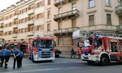 Alessandria: cantina a fuoco in via Tiziano e palazzo evacuato, pompieri al lavoro per 7 ore