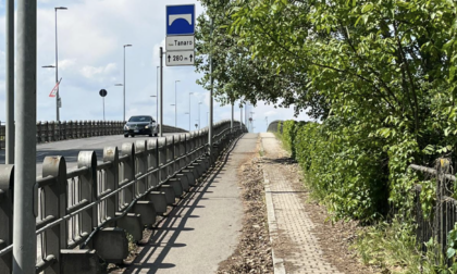 "Ponte Tiziano di Alessandria con cartelli invisibili, sporcizia e pezzi di cemento rotti"