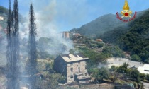 Incendio sulle alture della Val Bisagno: fiamme vicino alle case