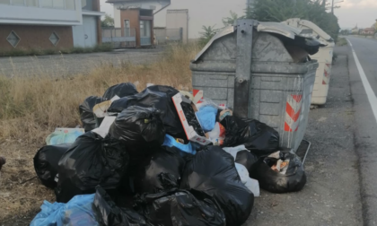 "Cassonetti stracolmi e rifiuti in strada a San Giuliano Vecchio"