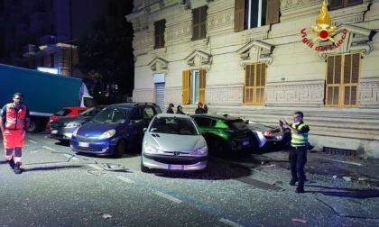 Genova: Ferrari si schianta a forte velocità contro dehor di un bar e auto parcheggiate