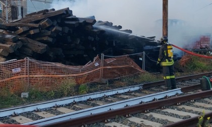 Genova, incendio nel parco container RFI in via Perlasca