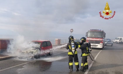 Auto in fiamme sull'Aurelia a Quarto, intervengono i Vigili del Fuoco