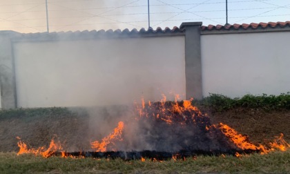 Novi Ligure, incendio di sterpaglie in via Raggio, intervento dei Vigili del Fuoco