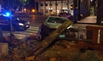 Novi Ligure, automobile finisce contro albero in piazza Repubblica nella nottata