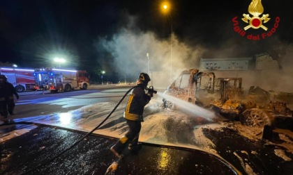 Incendio nella notte a Castelletto Monferrato: a fuoco alcuni camper