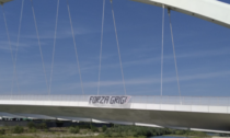 Sul ponte Meier lo striscione "Forza Grigi" appeso dal gruppo Mandrogni