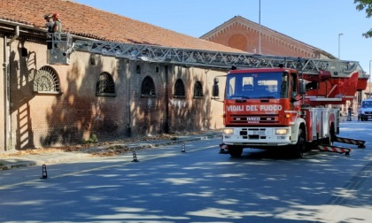 Alessandria, tegole instabili sul tetto della Caserma Valfrè, intervenuti i Vigili del Fuoco