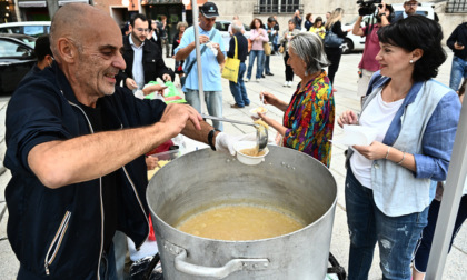 Genova, protesta contro il carovita con la zuppa di cipolle