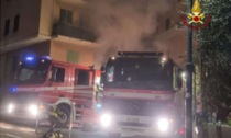 Genova: incendio notturno in officina, danni ingenti e alloggi evacuati