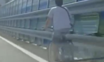 Ciclista in autostrada all'altezza di Sestri Levante lungo la A12￼