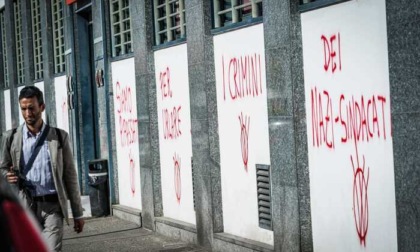 Torino, sedi di sindacati vandalizzate con scritte No Vax