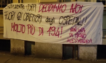 "Sui nostri corpi decidiamo noi": gli striscioni di "Non una di meno" ad Alessandria